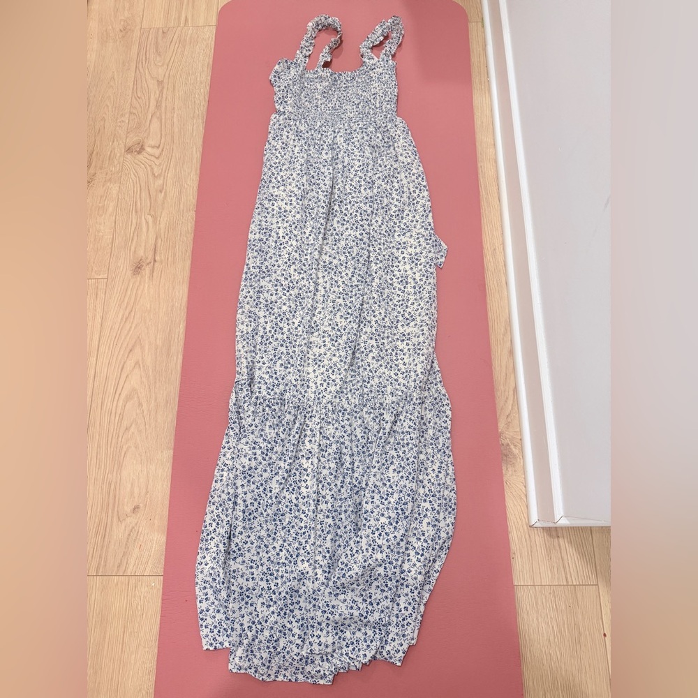 NWT Lulu's Blue and White Floral smocked sleeveless maxi dress size small - Picture 4 of 8